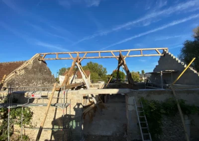 Charpente en bois en cours de rénovation sur bâtiment ancien