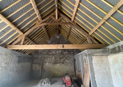 Charpente en bois apparente dans un bâtiment en rénovation