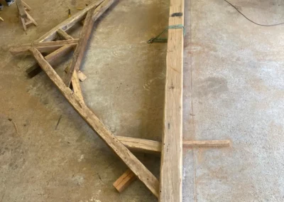 Charpente en bois ancienne en restauration dans un atelier