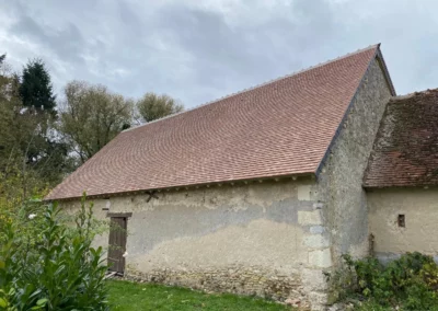 Ancienne grange en pierre au toit de tuiles
