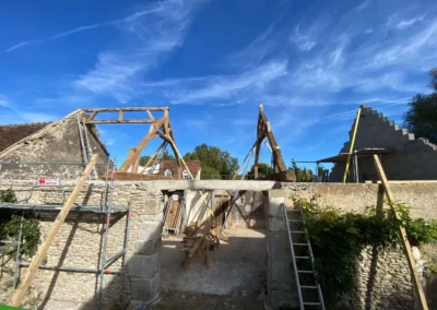 Rénovation d’une maison en pierre avec charpente apparente