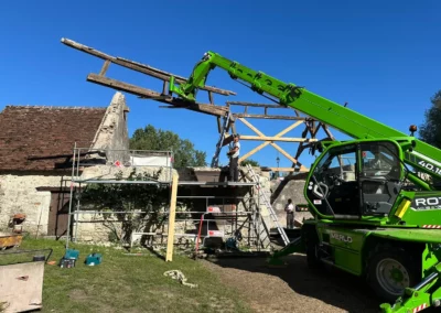 Rénovation de charpente avec télescopique sur une maison ancienne