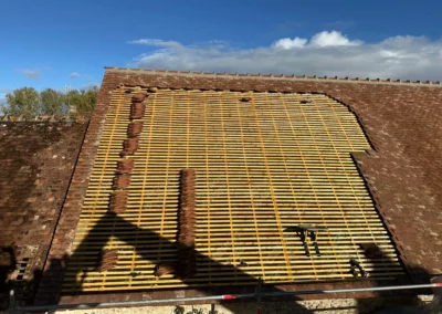 Réfection de toiture avec liteaux et tuiles empilées