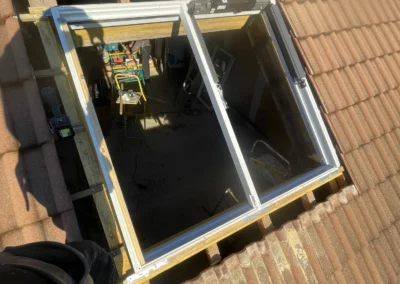 Pose d’une fenêtre de toit sur toiture en tuiles