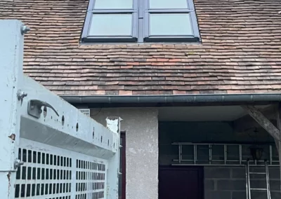 Deux fenêtres de toit sur une toiture en tuiles