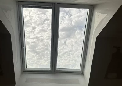 Fenêtre de toit double encadrée de plâtre en rénovation